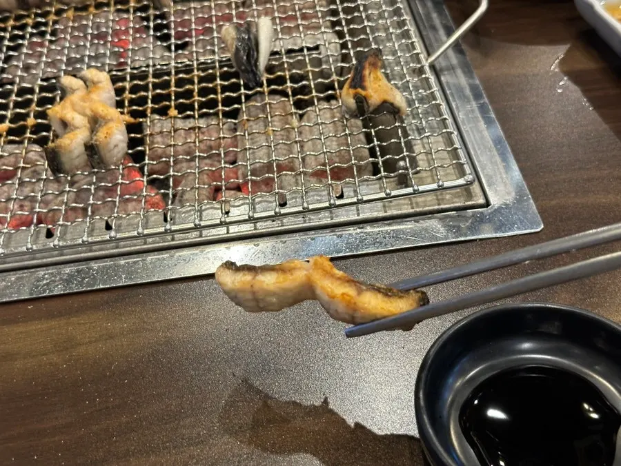 エゴマの葉にうなぎと生姜、にんにくを乗せた包み