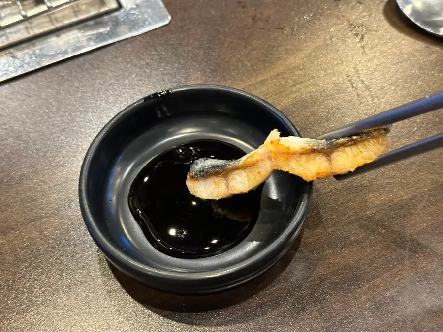 大きく包んで食べるうなぎの一口