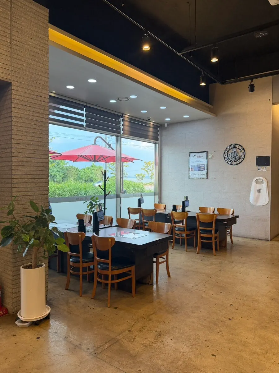 View of the restaurant from the parking lot