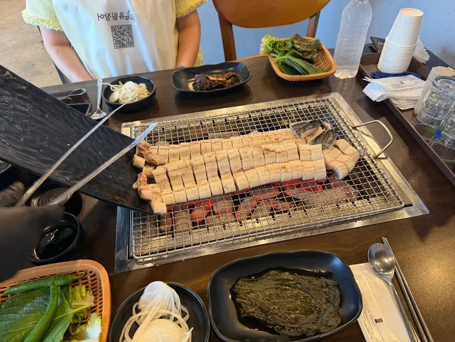 Pre-grilled eel laid over charcoal