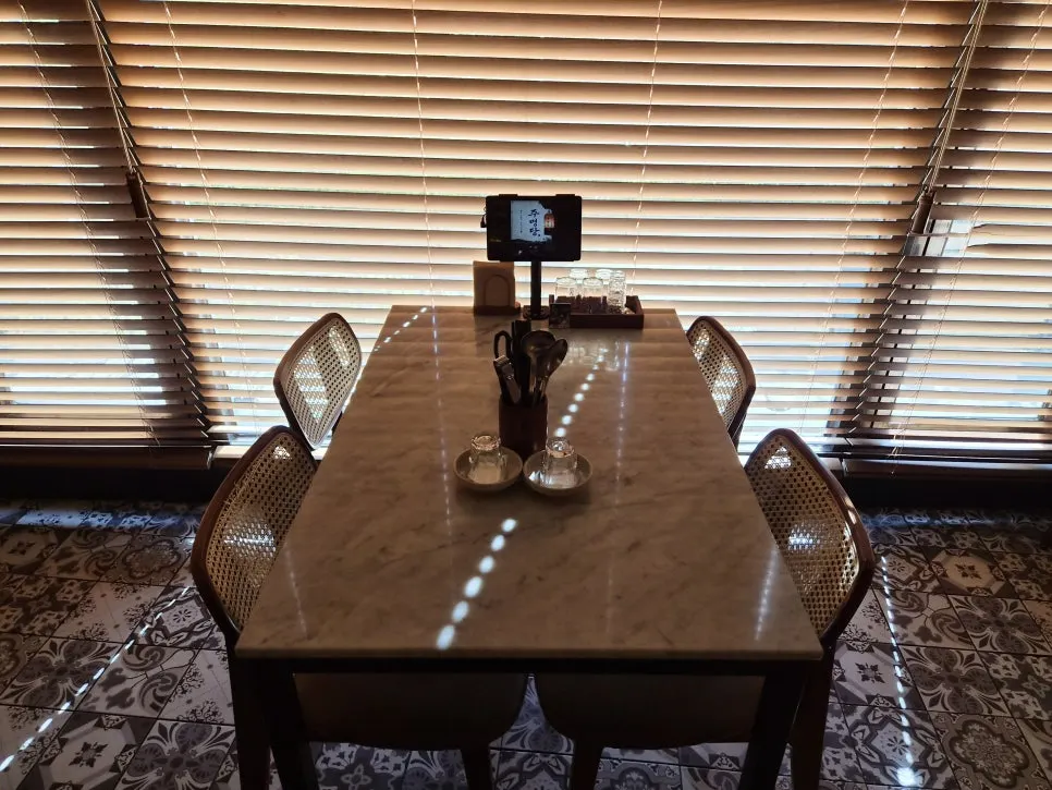 Private-room seating area