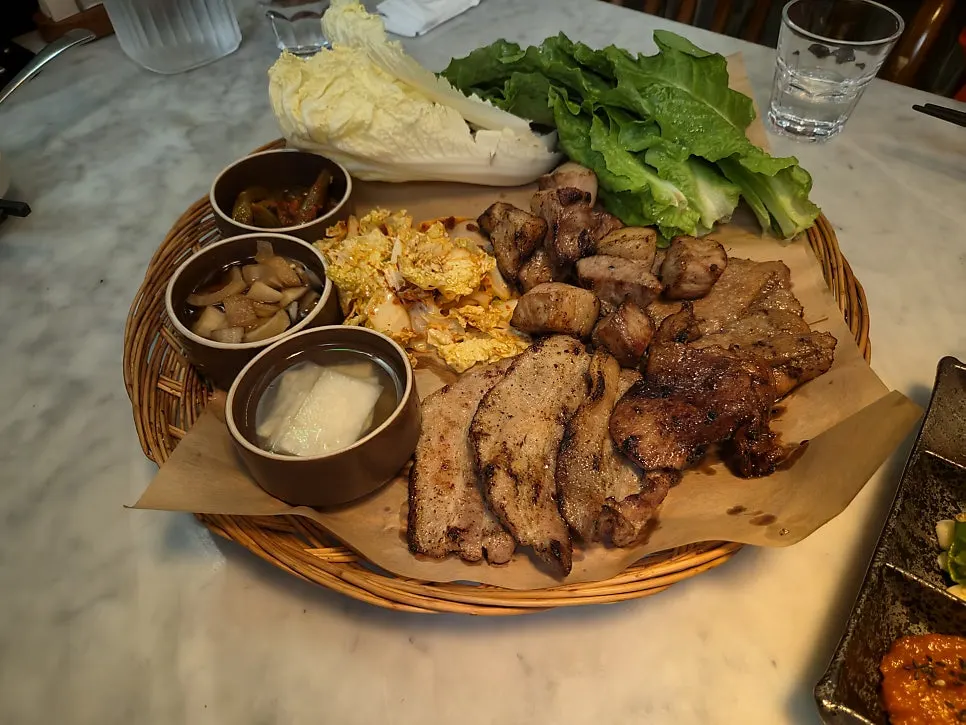 Straw-fire grilled meat and bamboo-tray spread