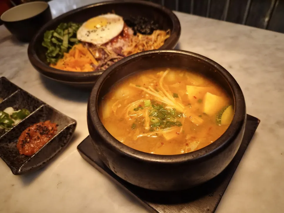 Earthenware-pot doenjang-jjigae and bibimbap
