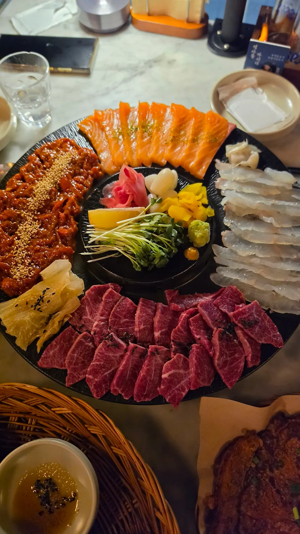 은은한 연출이 더해진 명당 구절판