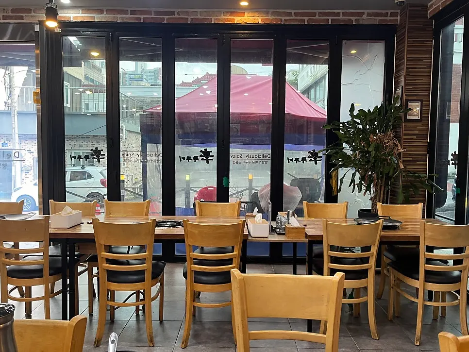 Overview of the dining hall at Sin Jjukkumi Duam branch