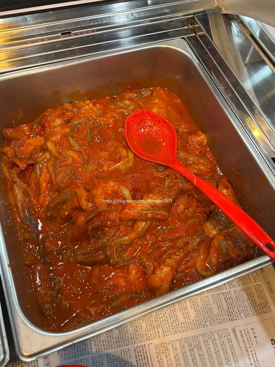 셀프바에 쌓인 대패삼겹살