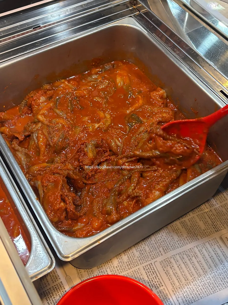 주걱으로 퍼 담는 대패삼겹살