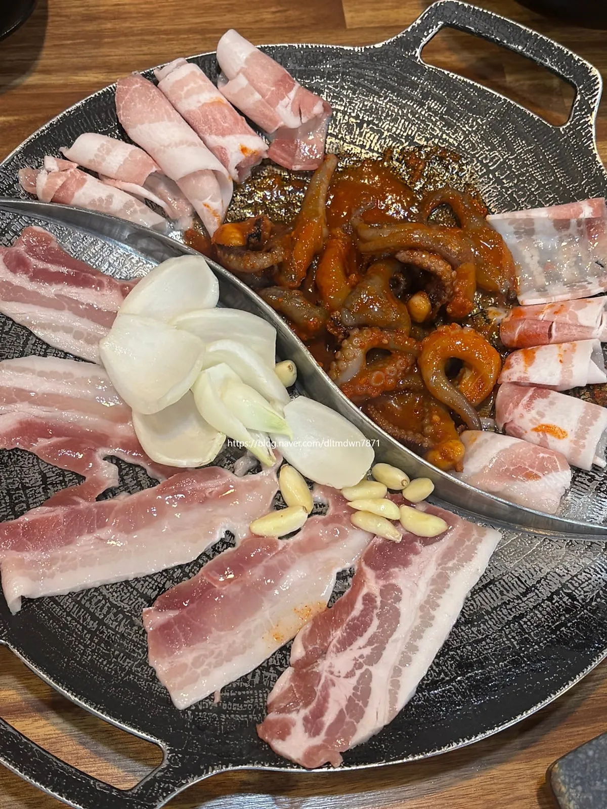 반반 무쇠팬에 나눠 구운 쭈꾸미와 삼겹살