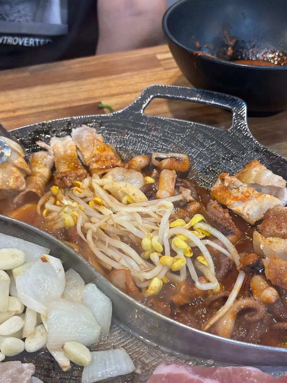 양파를 쭈꾸미 소스에 섞어 볶는 모습