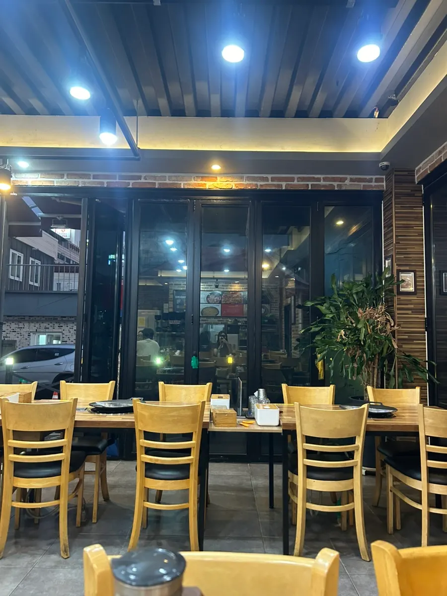 테이블이 많은 신쭈꾸미 두암점 넓은 매장 내부