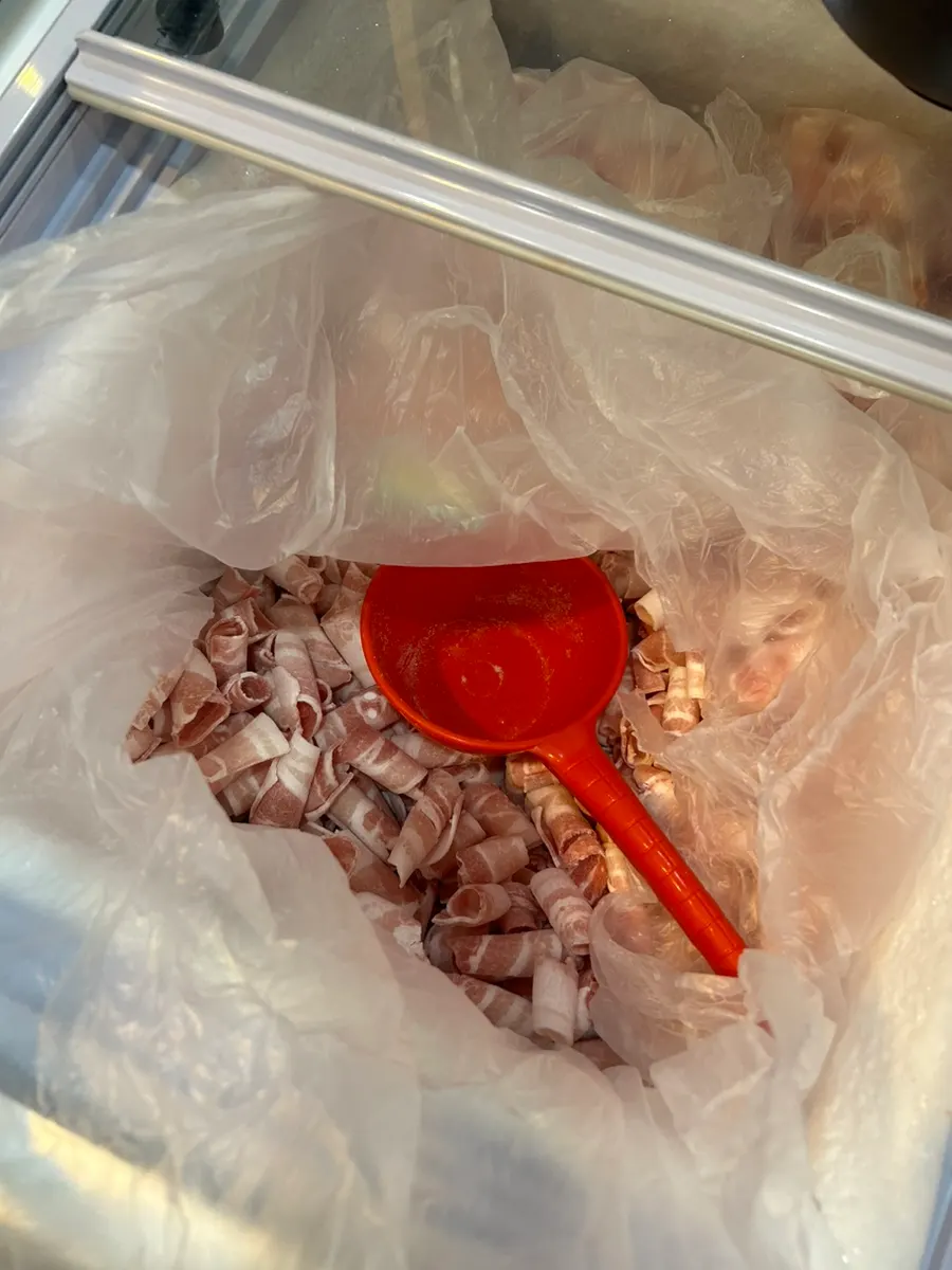대패삼겹살과 두툼한 삼겹살이 놓인 무한리필 코너