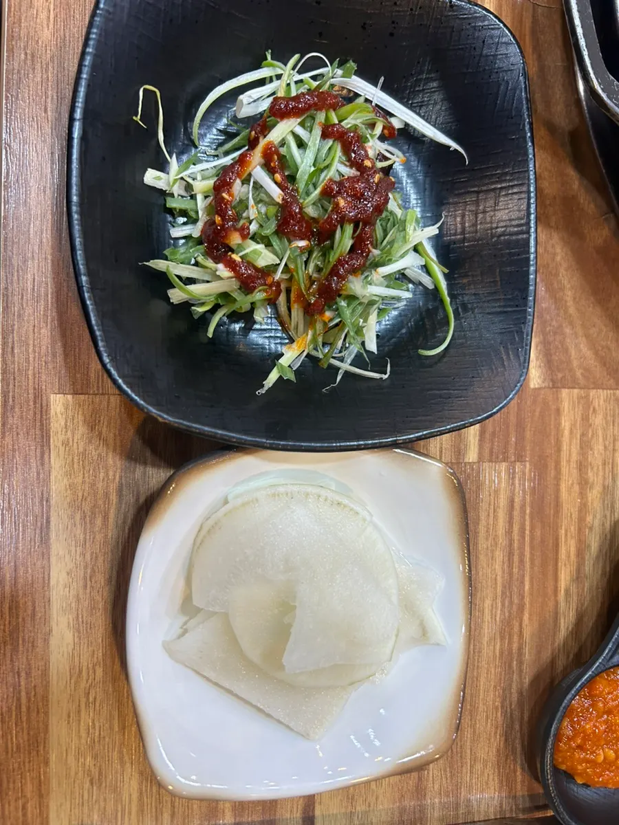 반찬과 쭈꾸미를 담아온 테이블 세팅