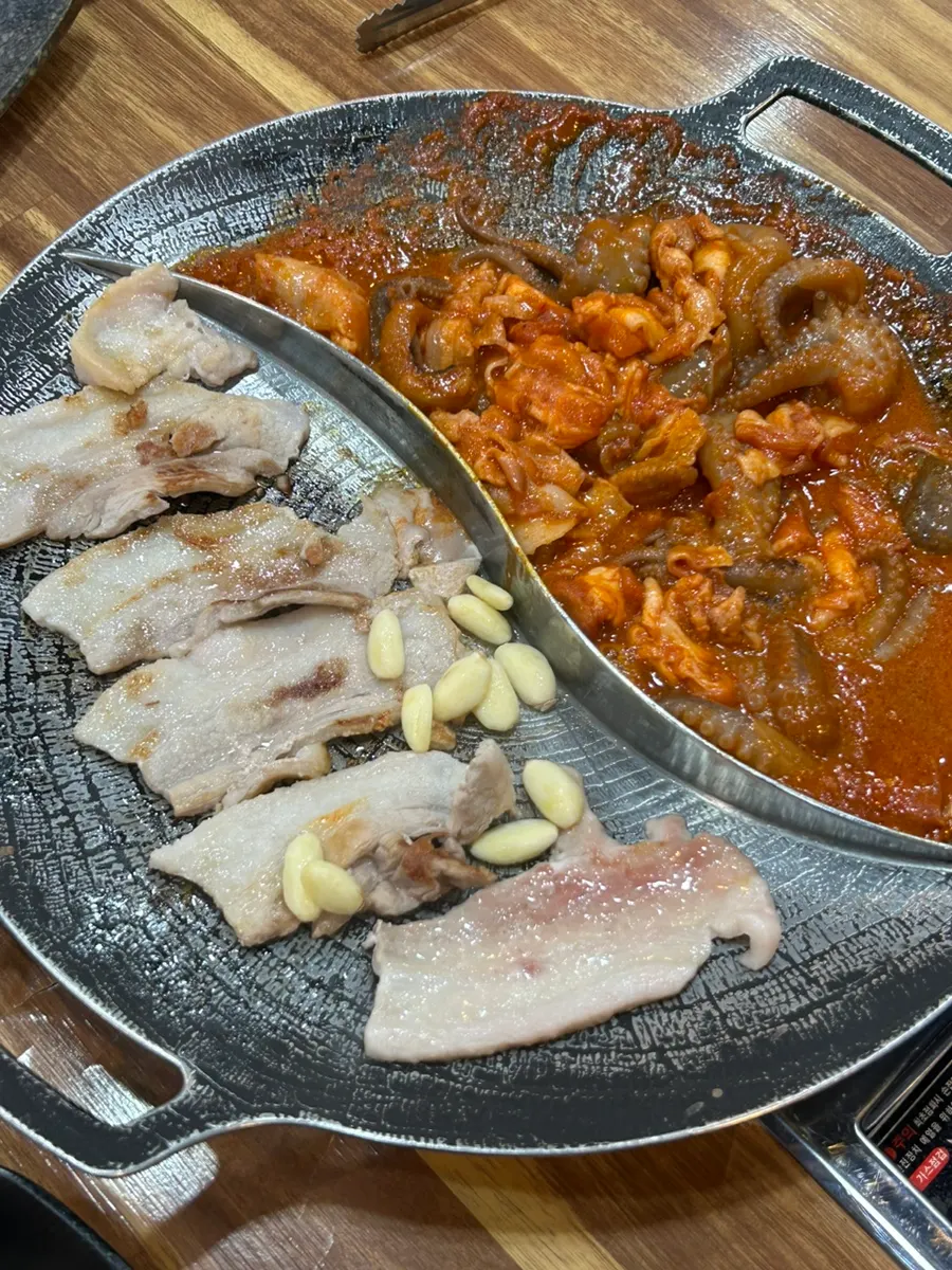 삼겹살과 쭈꾸미를 나눠 올린 반반 그리들