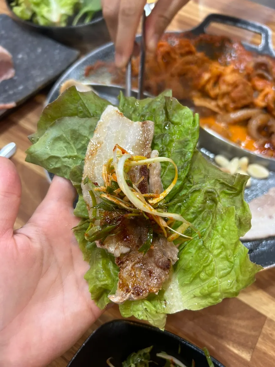 불판에서 익어가는 매콤한 쭈꾸미와 삼겹살