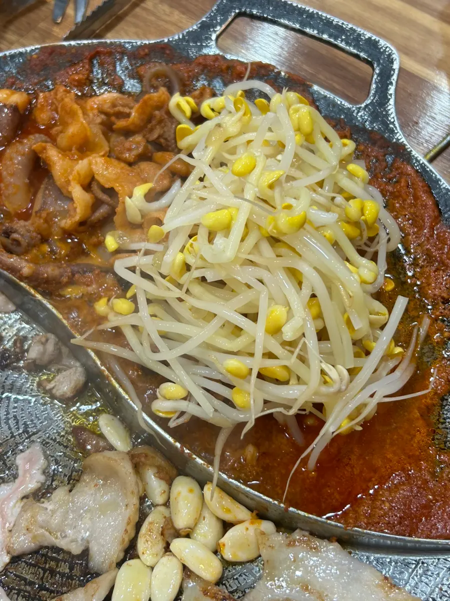 노릇하게 구워진 삼겹살과 쭈꾸미 한 점