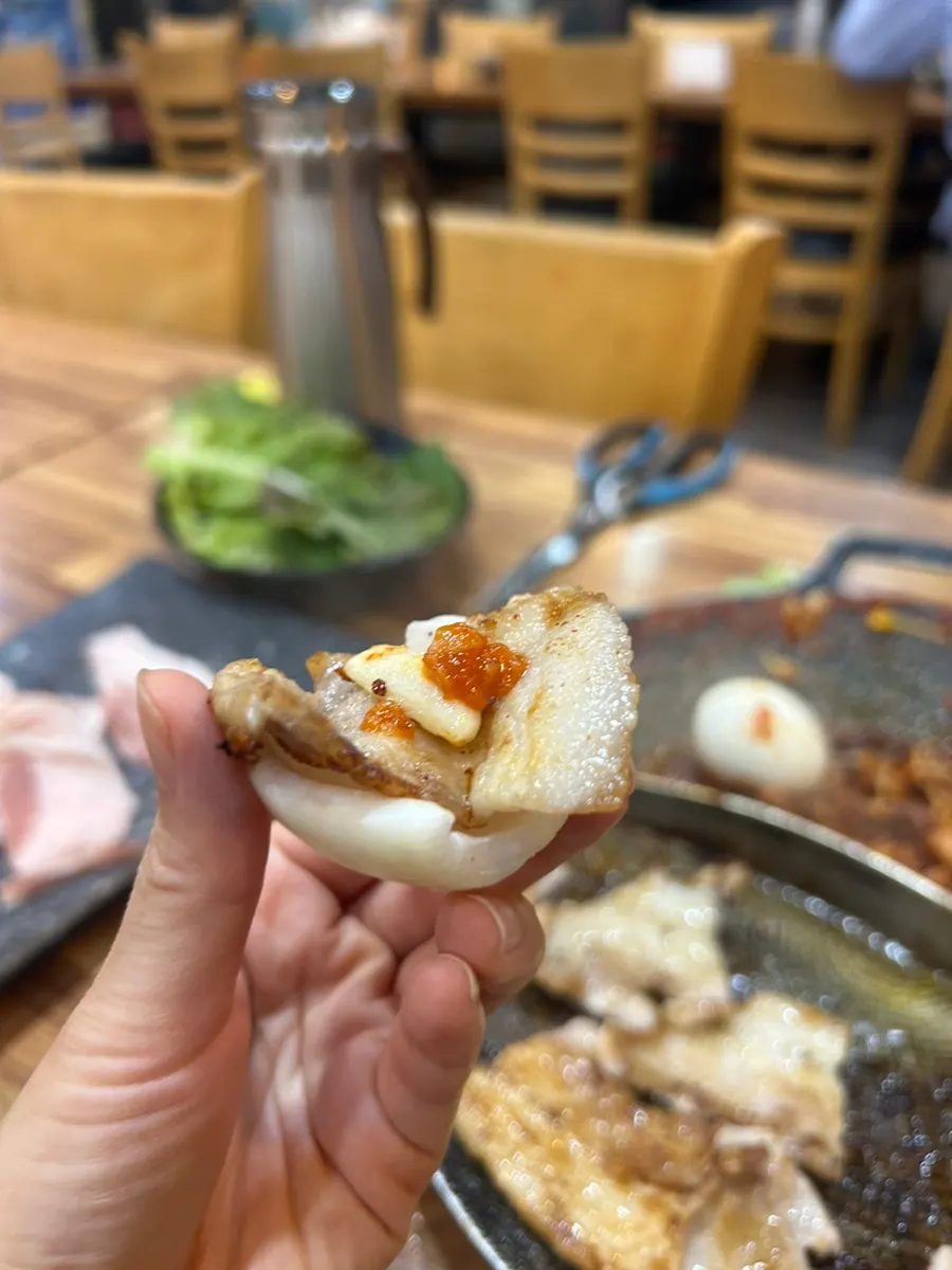 쌈채소에 삼겹살과 쭈꾸미를 올린 쌈