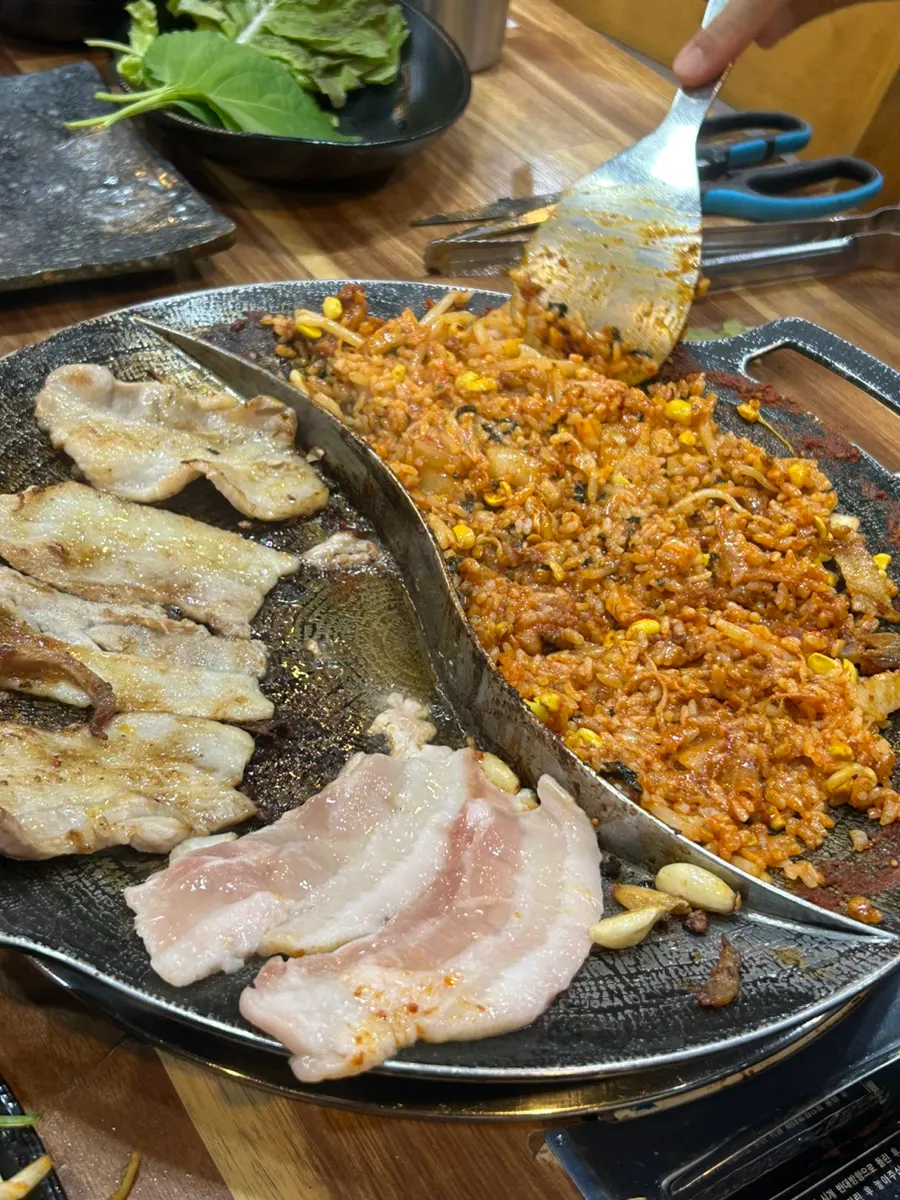 삼겹살까지 넣어 완성한 쭈꾸미 볶음밥