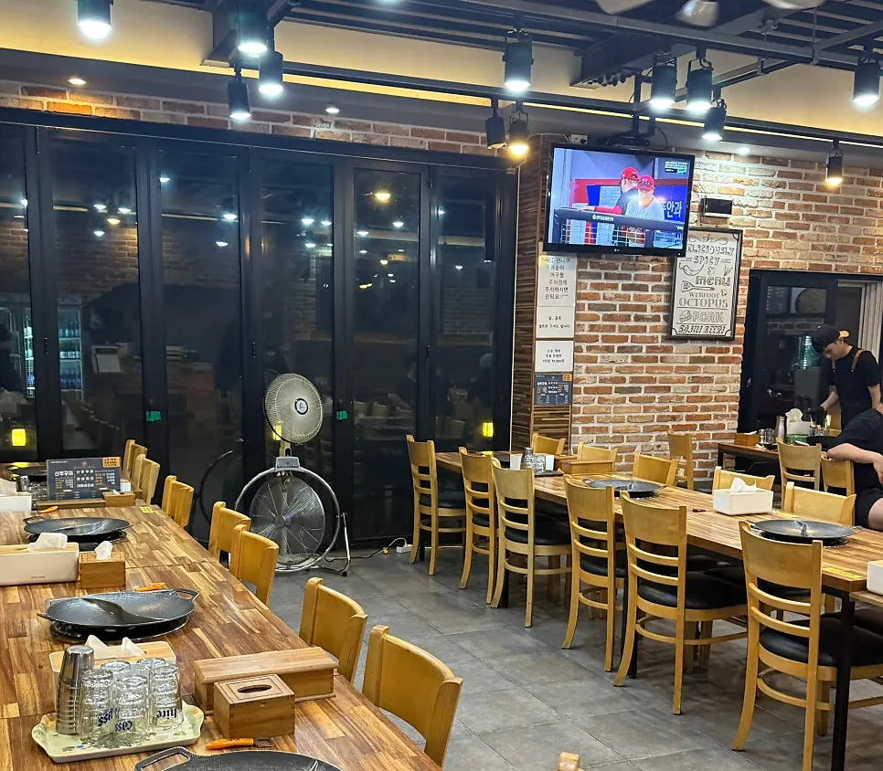 밝게 불 켜진 신쭈꾸미 두암점 외관 간판