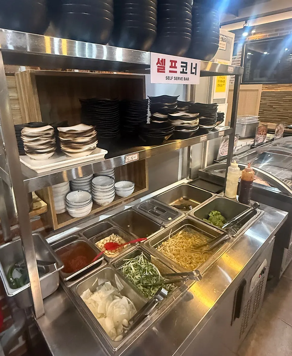 콩나물 파채 쌈무 등 채소 반찬 셀프 코너