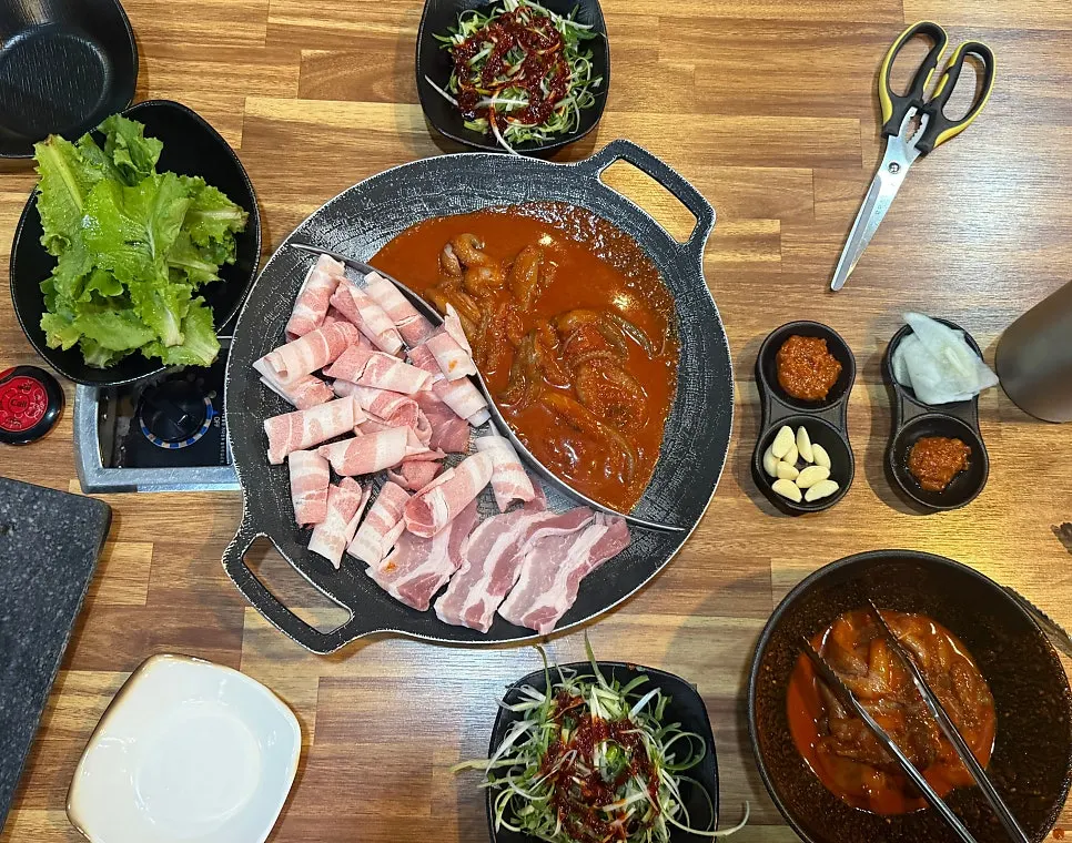 반반 불판에 쭈꾸미와 삼겹살을 올린 모습