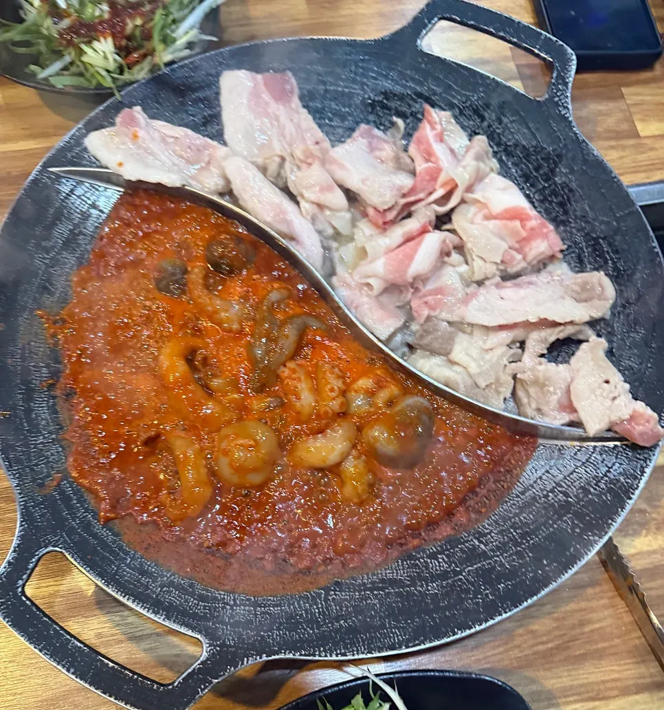 지글지글 익어가는 양념 쭈꾸미와 삼겹살