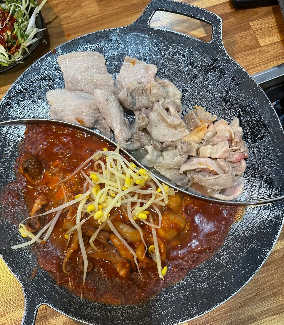 철판에서 끓는 새빨간 쭈꾸미 양념
