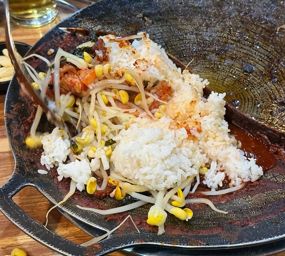 다 익은 쭈꾸미와 대패삼겹살 한 접시