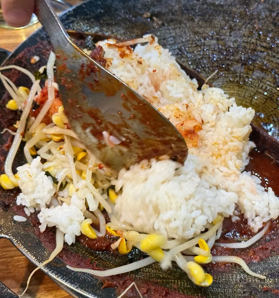 쭈꾸미와 삼겹살을 함께 집어든 젓가락
