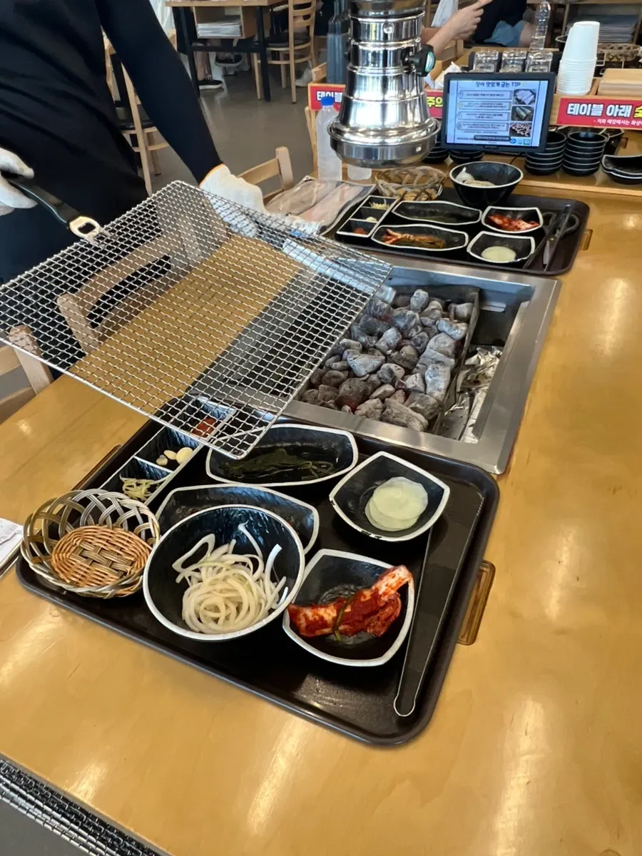 포장 장어를 고르는 모습