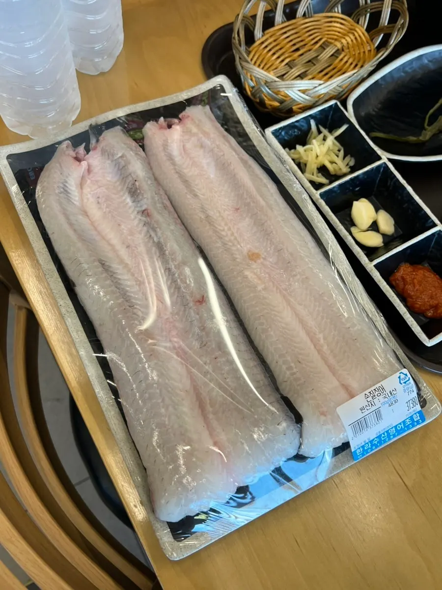 활기찬 장어 식당 분위기