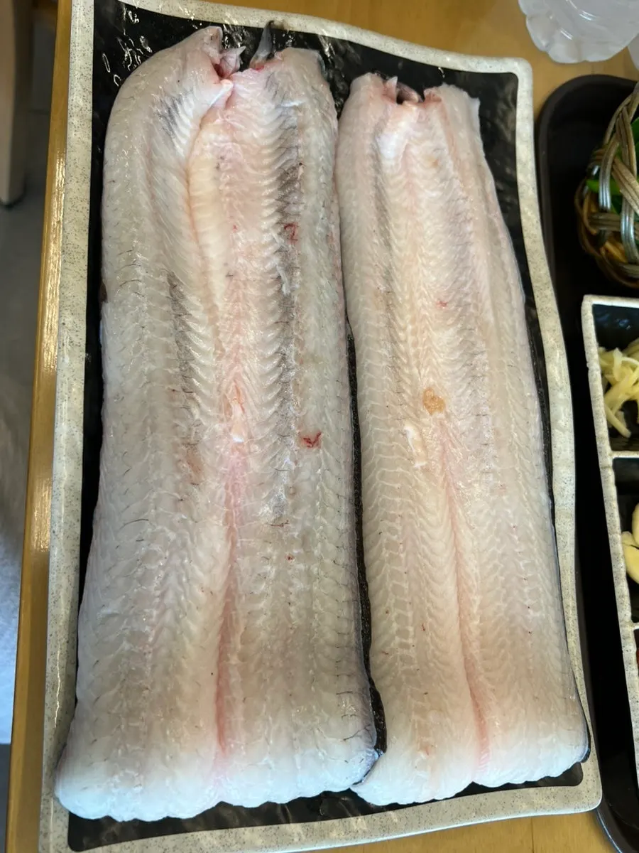 여러 명이 식사하는 장어 식당