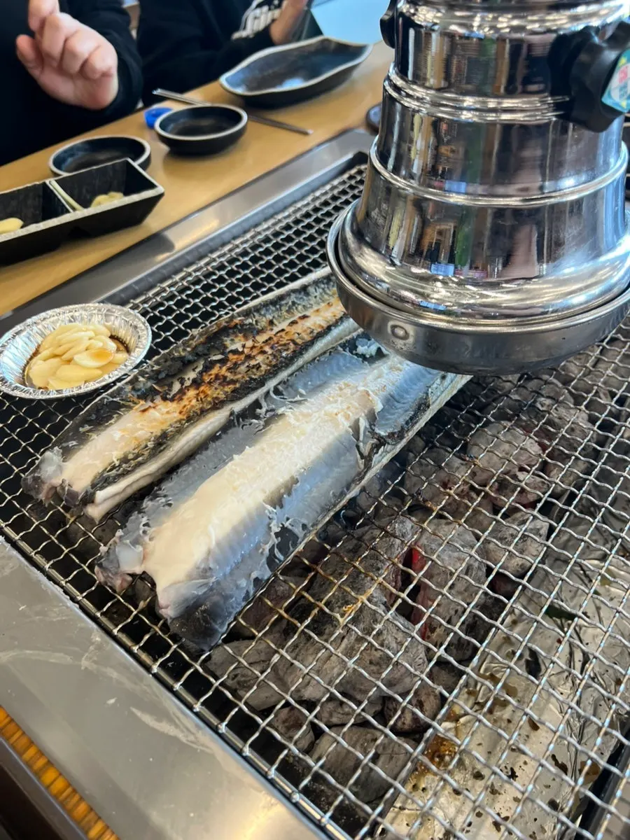 숯불에 장어를 굽는 모습