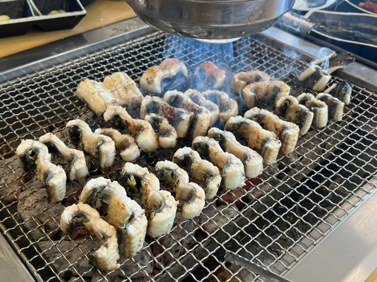 숯불 위에서 익어가는 장어