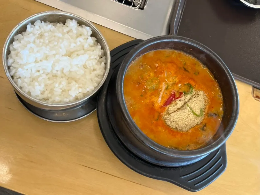 식사 중인 장어구이 상차림