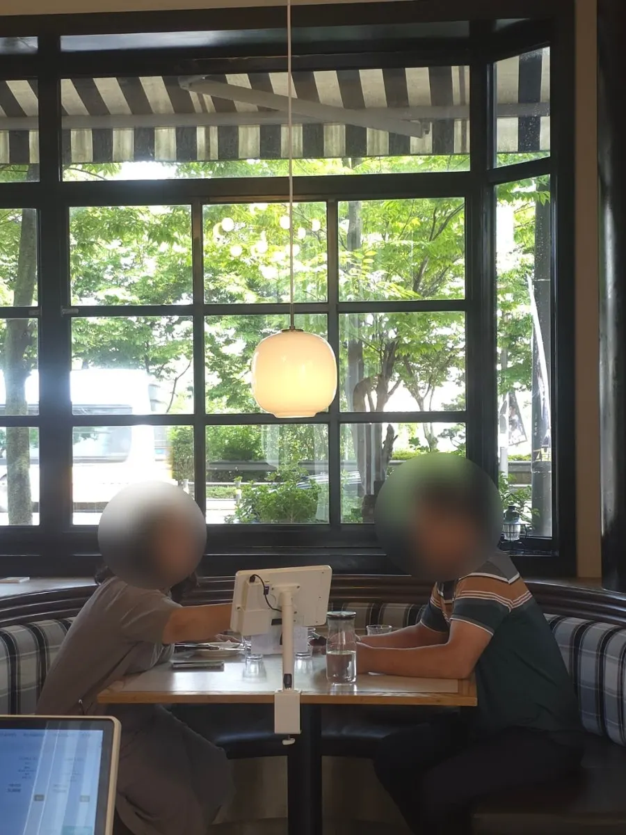 반원형 소파와 라운드테이블 좌석