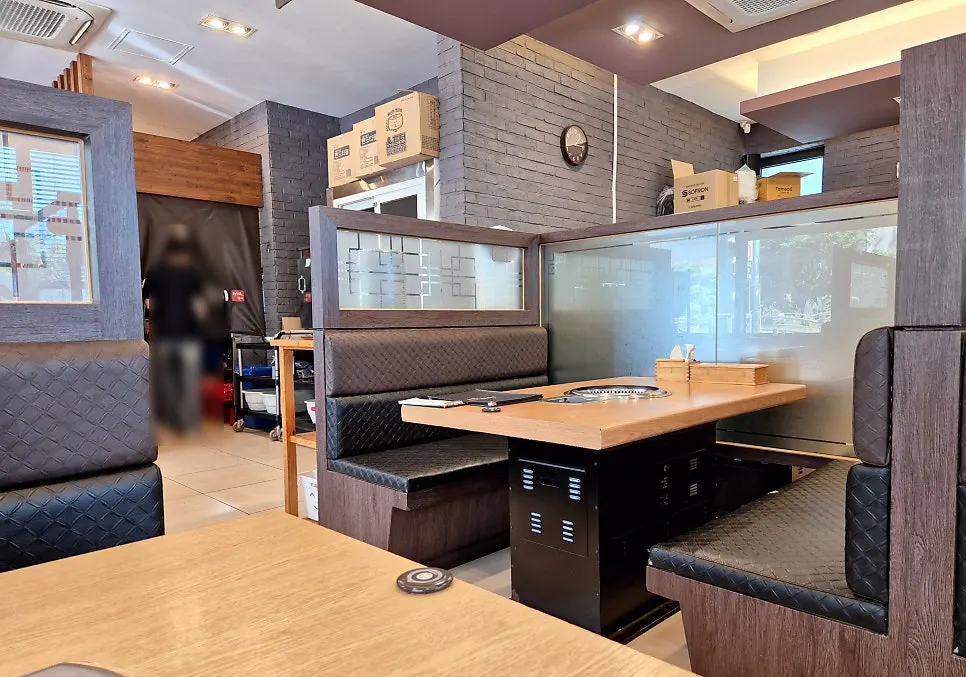 Jeongwon Galbi dining area with partitions