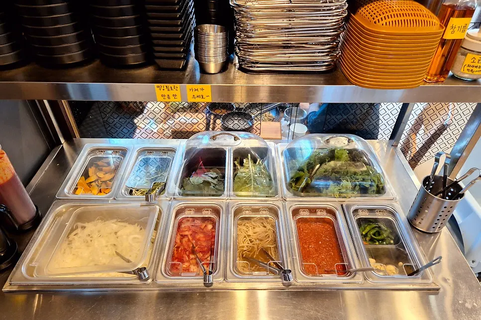 Self-service corner for extra side dishes