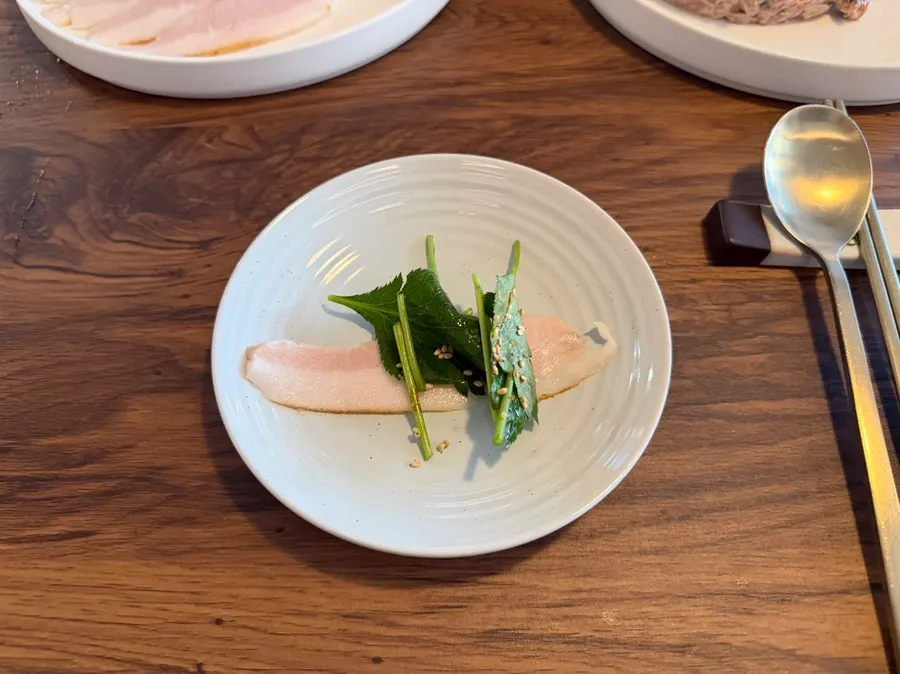 Chilled pork jowl with vegetables and sauce