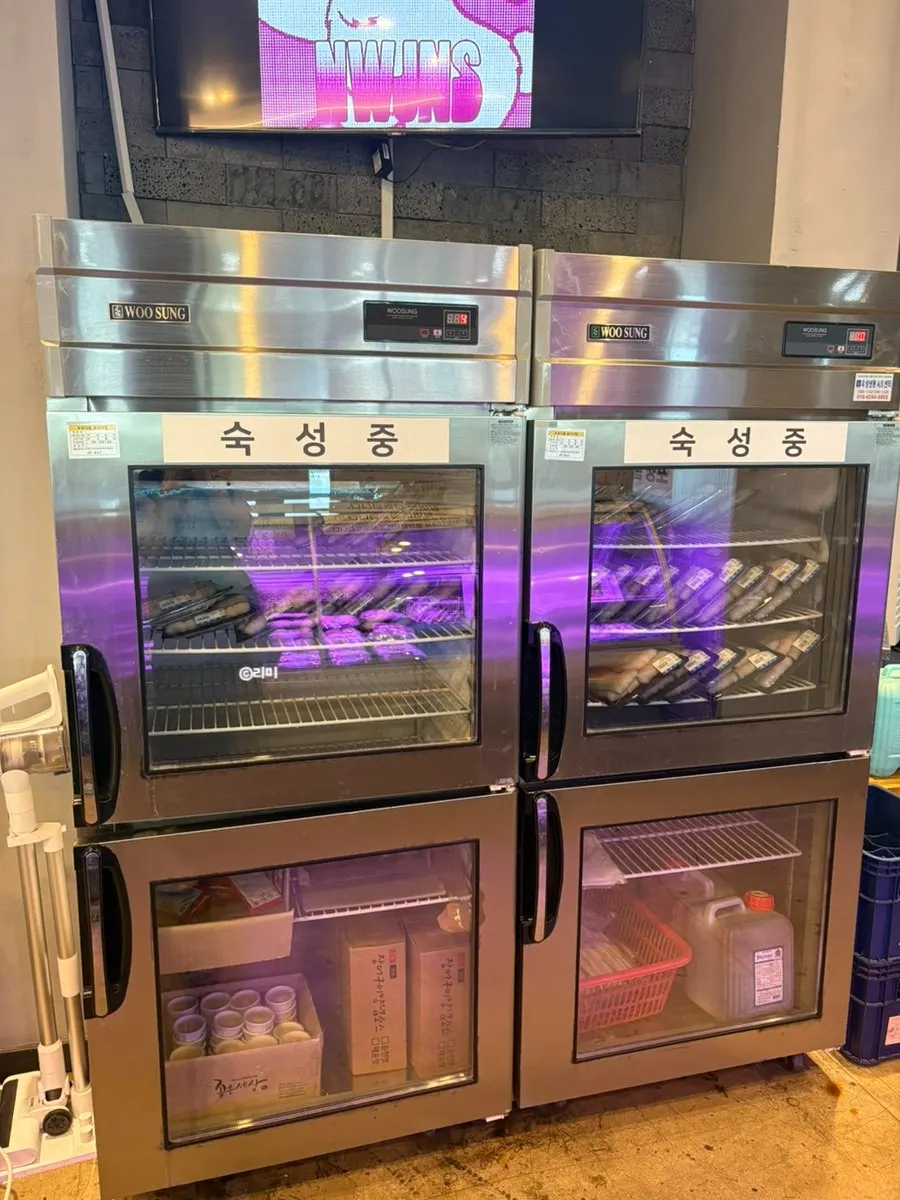 장어가 숙성되어 있는 판매 공간
