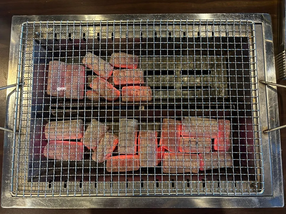 기본 상차림과 장어 구울 숯불