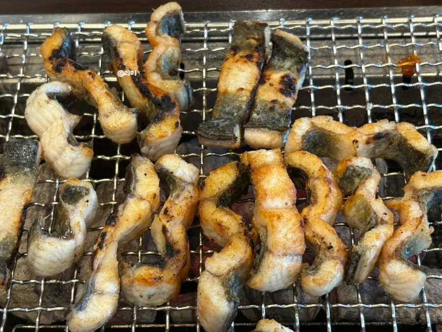 숯불 위에서 노릇하게 익는 장어