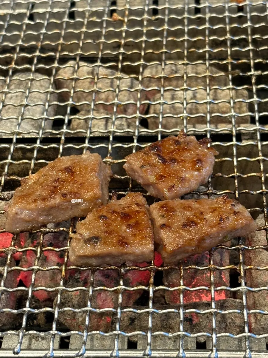 노릇하게 구워지는 장어떡갈비