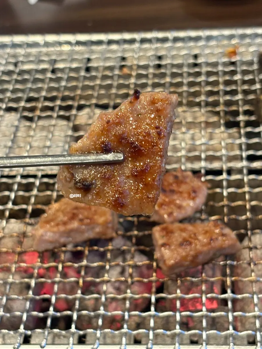 다 구워진 장어떡갈비 한 점
