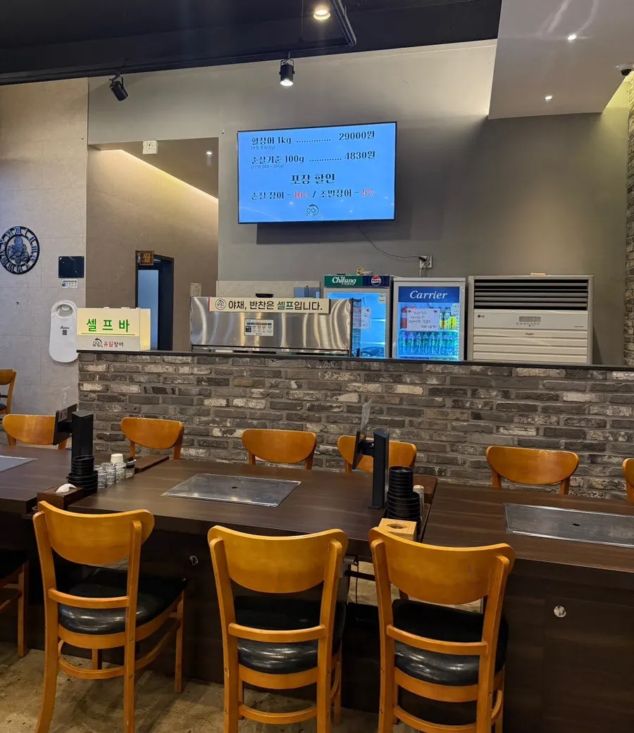 Many tables inside Yuil Jangeo