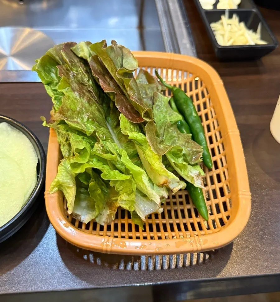 Self-service bar for extra side dishes