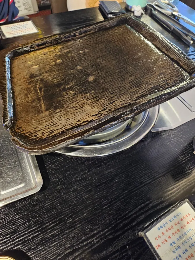 곁들임 채소와 밑반찬이 차려진 테이블