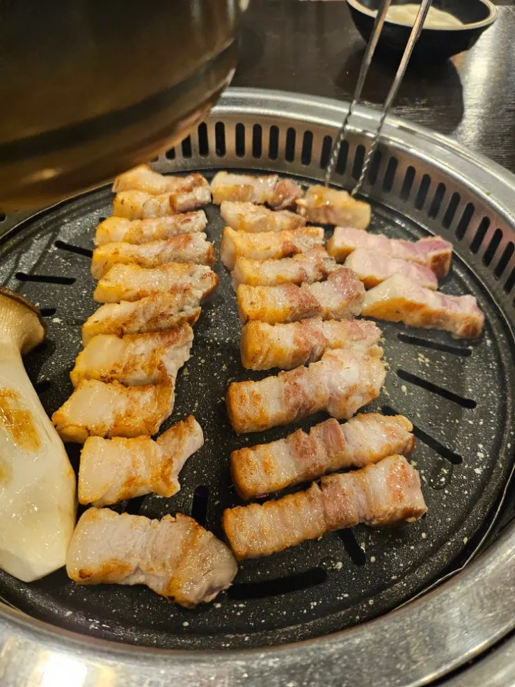 두툼하게 썰린 오겹살 한 접시