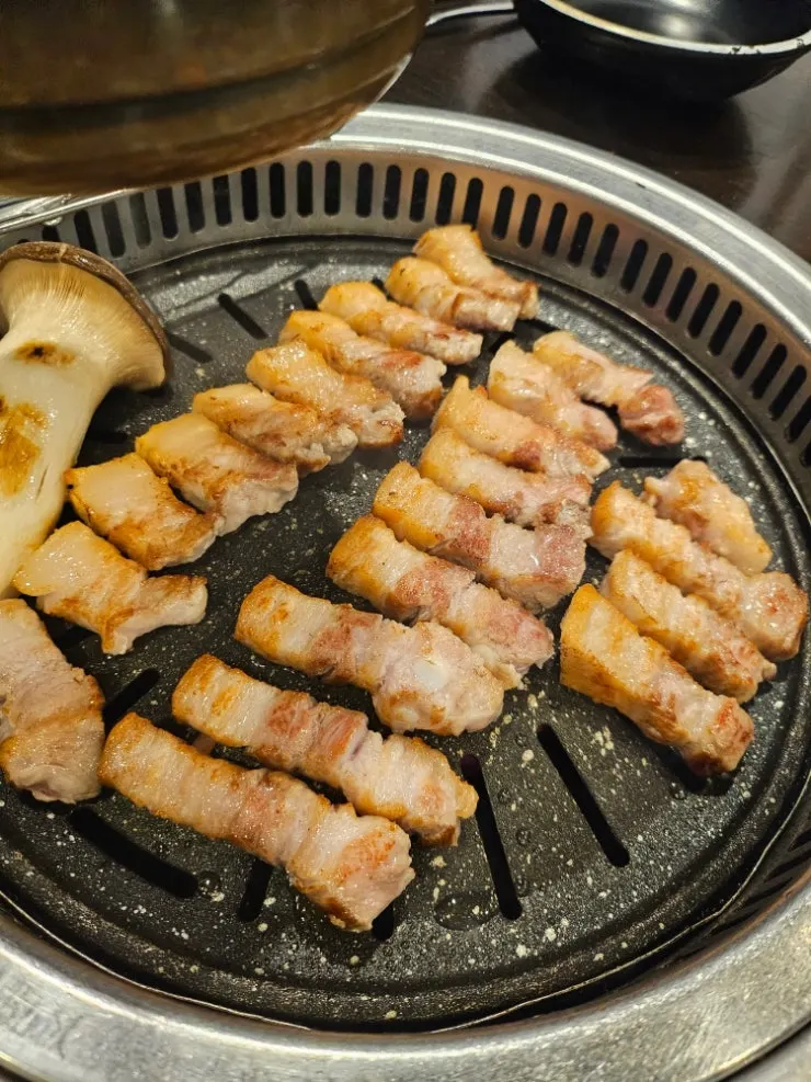 지방층이 층층이 보이는 생오겹살