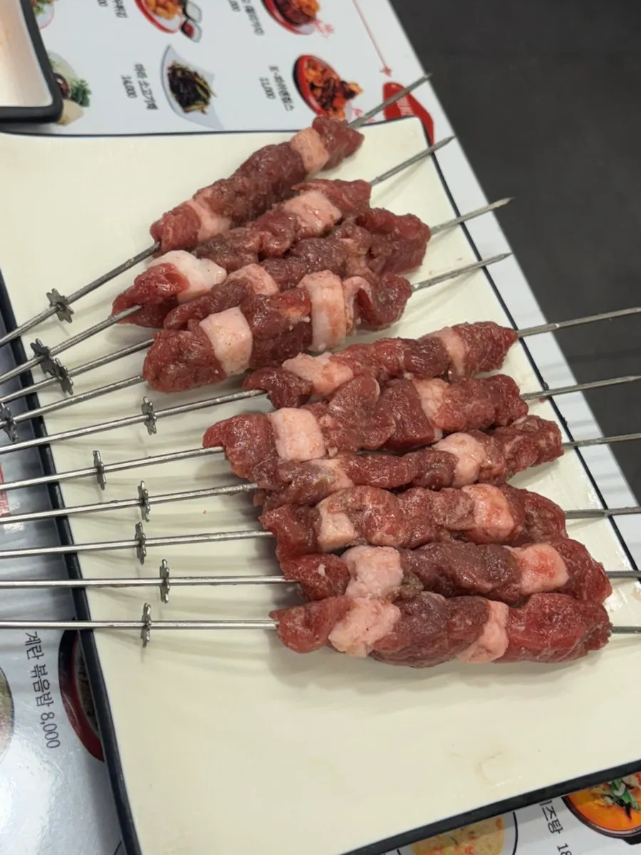 양꼬치 상차림이 놓인 테이블