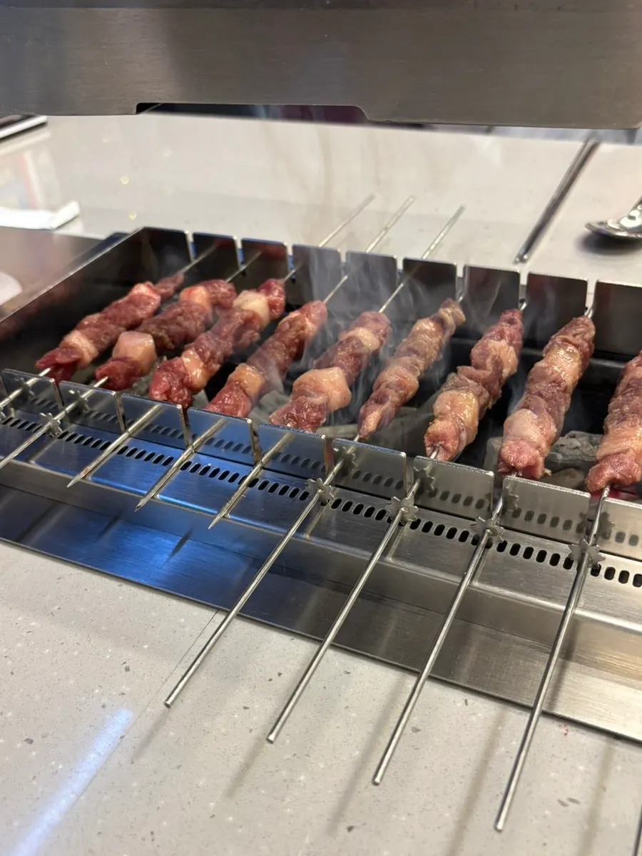 숯불 위에서 익어가는 양꼬치